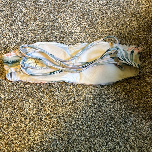 Staples hollister swim suit top - Picture 3 of 3